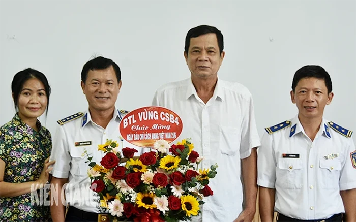 Bộ Tư lệnh Vùng Cảnh sát biển 4 chúc mừng Báo Kiên Giang nhân dịp 21-6